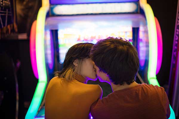gamer couple arcade