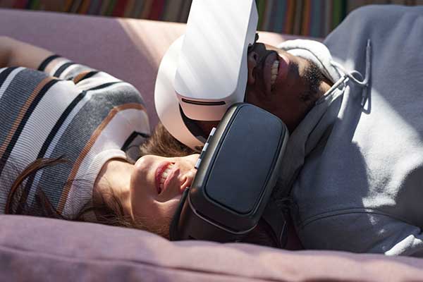 gamer couple vr headset